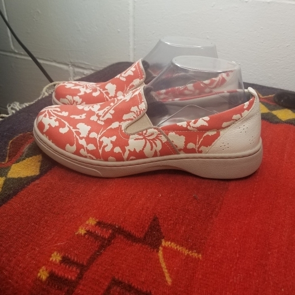 Dansko Belle red white floral slip on shoes sneakers - Picture 3 of 11